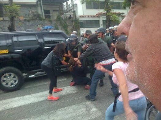 GUARDIA NACIONAL GOLPEANDO A UNA MUJER. QUE ESTA IMAGEN RECORRA EL MUNDO ENTERO #19MVzlaTrancaAlTirano #Conclu18M