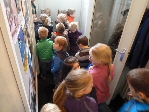 VenraysMuseum's tweet image. Weer groepen enthousiaste kleuters mogen verwelkomen @VenraysMuseum voor #educatieprogramma #Kareltjedemuseumkater