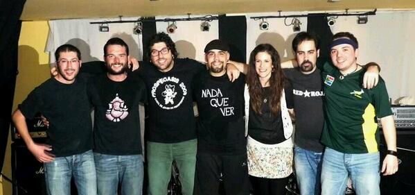 NadaQueVerRock's tweet photo. Foto al acabar el concierto cn la gente d @Lacuartacjp!Muy agradecidos por el trato recibido y el buen rollo!Grandes! http://t.co/Ou2vPGNTCs