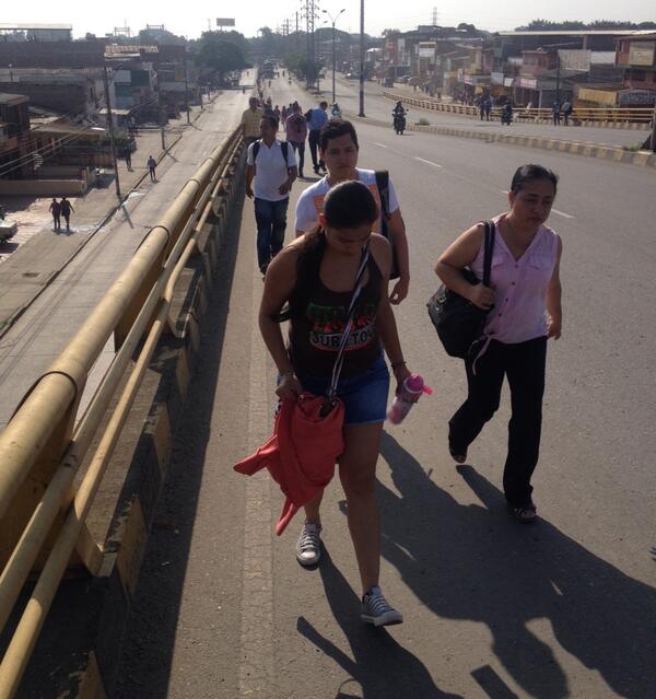 ColombiaET's tweet photo. Habitantes de #CaliCo optaron por caminar para llegar a sus trabajos. Hay caos vehicular http://t.co/wylTbXxxr7 http://t.co/dIMH5GD0js