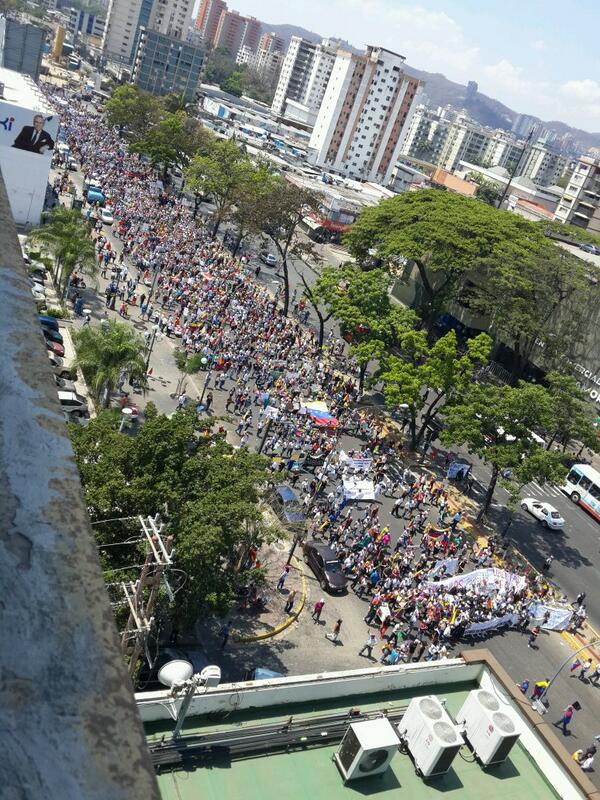 RaulRivero87's tweet photo. Marcha pasando por C.C. Camoruco Av. Bolívar norte 10:51 am #19m #Valencia http://t.co/tozJSeFo5S