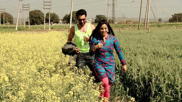 BollywoodGK's tweet photo. Love @jackkybhagnani green ganji. Adds to the scenic greenery. Total masti this sun 7pm on #breakfast2dinner utvstars http://t.co/Dy8tORb7Si