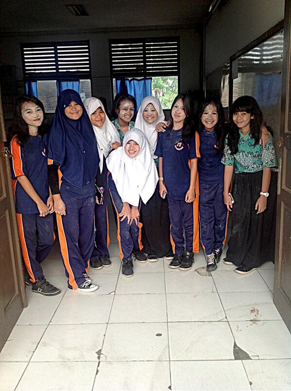 Alya_Qhorina's tweet photo. Kita lucu ya gaaiizzz;* night @dajjalfams 👭👭💃💃❤❤💋💋🙈🙊🙊 http://t.co/Q9Qx8ubK1j