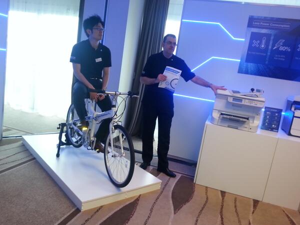 ZeroUnoWeb's tweet image. Nuove stampanti #inkjet #WorkforcePro #epson:basta pedalare per un minuto per produrre energia sufficiente a stampare