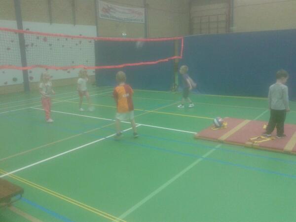 Alle kinderen en <a href="/HetABCTeam/">Het ABC Team</a> bedanken <a href="/VolleySmash66/">Smash'66</a>  voor de leuke volleybal les in <a href="/blokweer/">SportcentrumBlokweer</a> #sportiefalblasserdam