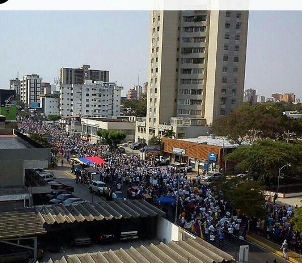 acaballoregalao's tweet photo. Multitudinaria marcha de #Maracaibo http://t.co/ISyGLNVhLr