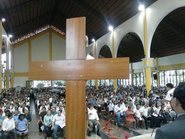 marconipimenta's tweet photo. Todo o resumo da Missa e procissão será exibido pelo SBT, domingo , às 10:00 hs, no Programa Fonte de Água Viva. http://t.co/VZHBozfLy7