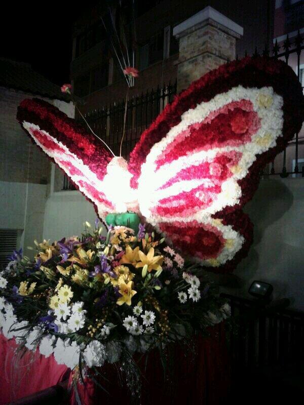 CulleraTV's tweet photo. L'ofrena floral de la comissió de la @FallaRaval_C per a La Moreneta #Falles2014 #Cullera http://t.co/l153yBygQa
