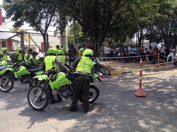 NoticieroNoti5's tweet photo. @PoliciaColombia nos podrían confirmar porqué algunos policias llevan su chaleco al revés en #CaliCo? @OscarChantre http://t.co/P8rcaeSfj7