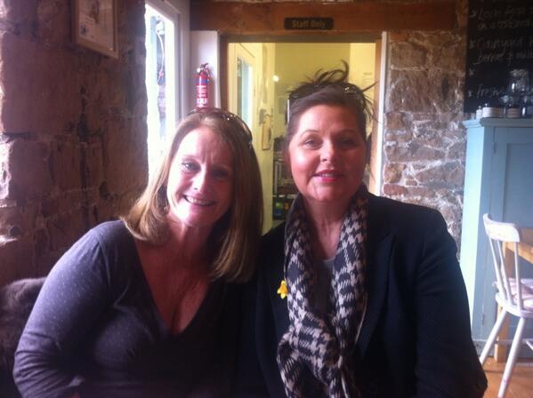 eyemcd's tweet image. Lovely lunch with @ladylittler and Joan. #aproblemshared #worldputtorights