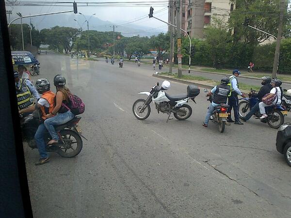 TwiterosCali's tweet photo. #Reporta @theostaz: En la 14 de Calima ya no hay paso para Sameco... Usar desvios... http://t.co/0jyKTCPDoK @Caracol_Cali @Noti90Minutos