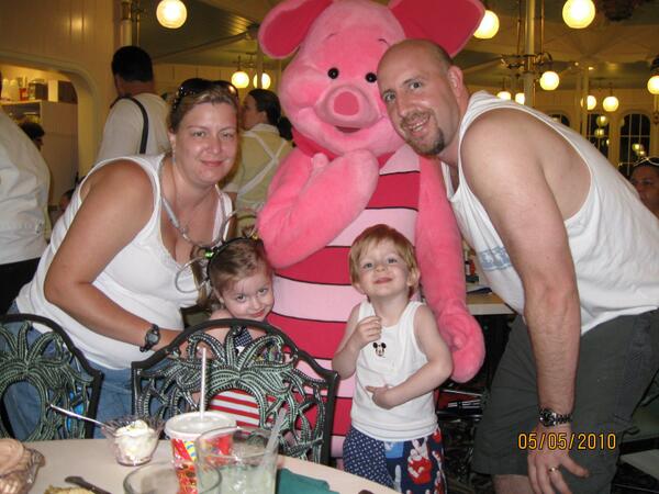 hippiejo74's tweet photo. We'll show our #DisneySide by getting our family pic - #Disney style! #DisneySideSweepsEntry @WaltDisneyWorld http://t.co/hxwTX9P7xH