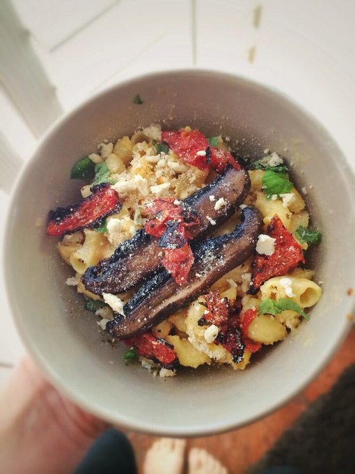 Just made some super fancy vegan mac. +sautéed portobello +fresh basil+baked tomato. ☺️  *sigh* http://t