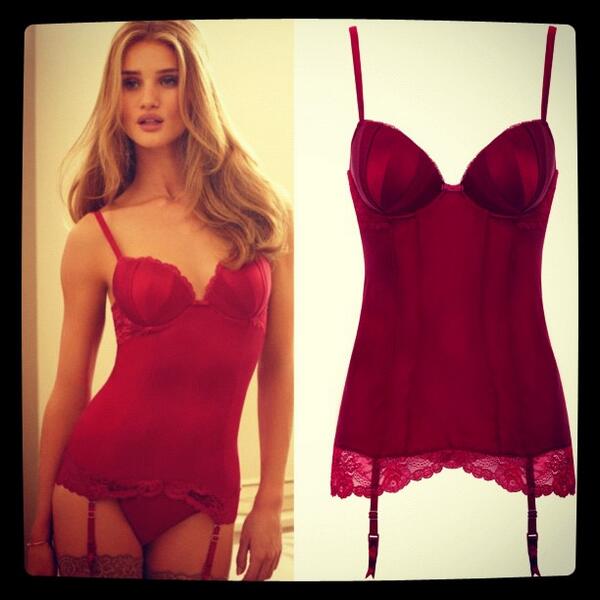 TheRedQueenOUAT's tweet image. *smirks*