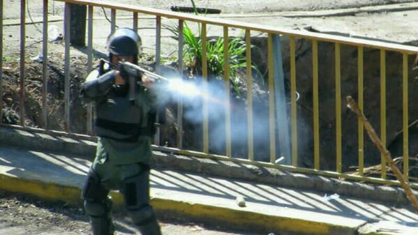 QvivaElCambio's tweet photo. Los pacificos de @vielmaestachira repelen con fusil #Rubio #Tachira #19M @jldelabarra @fdelrinconCNN @8Gochos http://t.co/2DuQhLm9V2