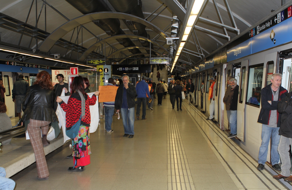riverolavic's tweet photo. La gente tranquila, 30 min parados en varias estaciones. Solo con presión se consigue algo #StopPujadesTransport http://t.co/P9QmXj7pDV