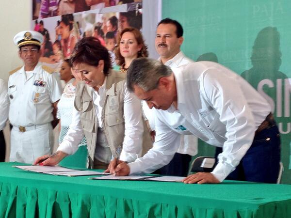 #FOTO: Firma del acuerdo Integral para el Desarrollo Social Incluyente con #Colima