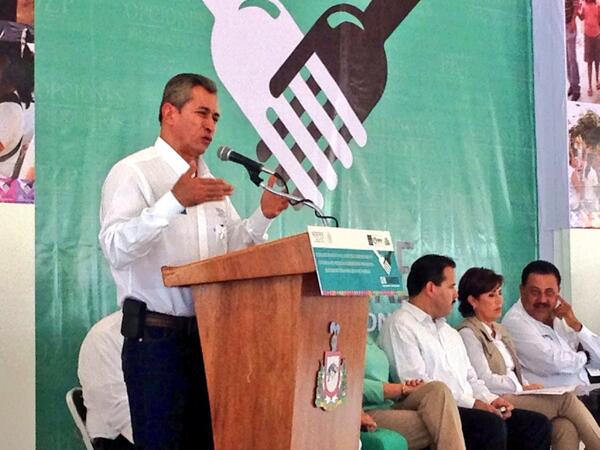 .<a href="/Rosario_Robles_/">Rosario Robles</a> está aquí en Tecomán, para constatar los avances realizados durante @Sinahambremx: @gobernador_mam