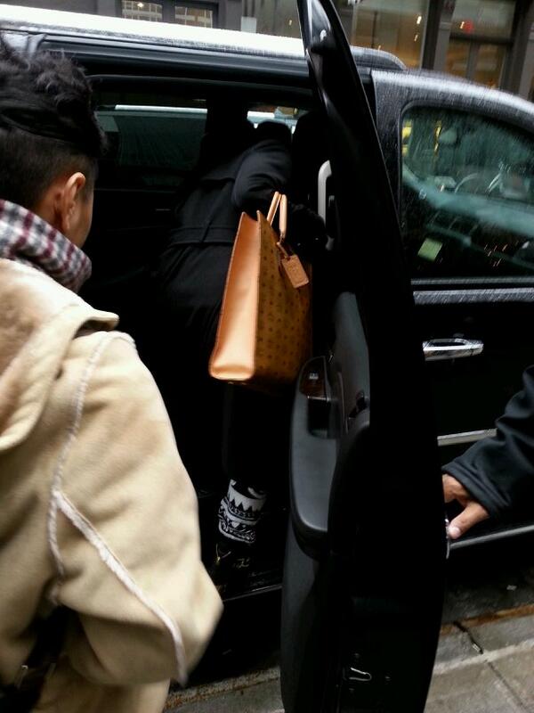 agnezmo's tweet photo. 😝 “@AgnesMonicaEnt: @DocWynter she's on her way #AGNEZMOcokebottle @ClearChannel #nyc @Timbaland  @Tip http://t.co/OgEAKPEq79”
