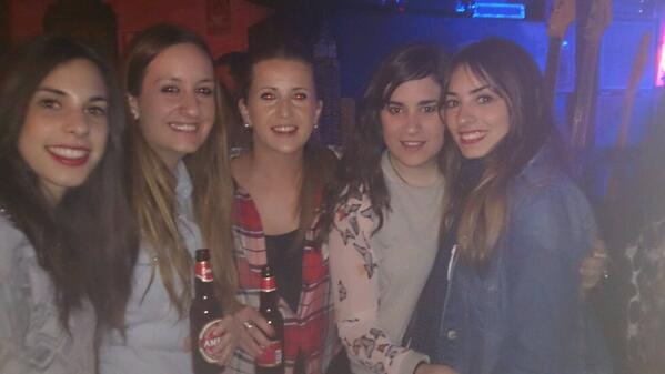 beuxi_13's tweet photo. De concierto de leiva y la paca maría con @eleniloren @arantxa2lr @luciacaveroO @MarinaLoppp @ainhoagsas http://t.co/CRIPbnL9ZM