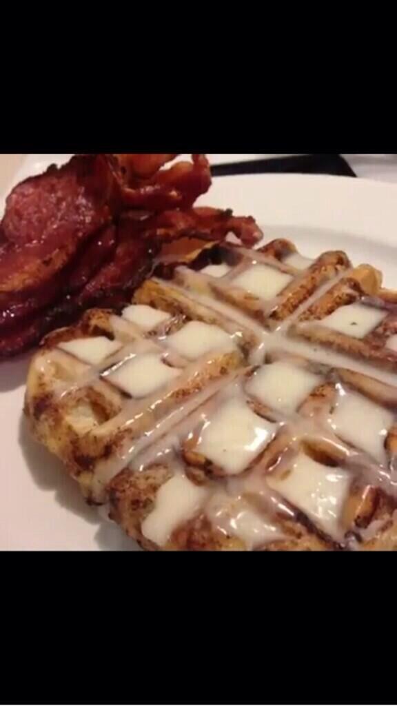 __ahewie's tweet image. making these later 😋 #cinnabonwaffles