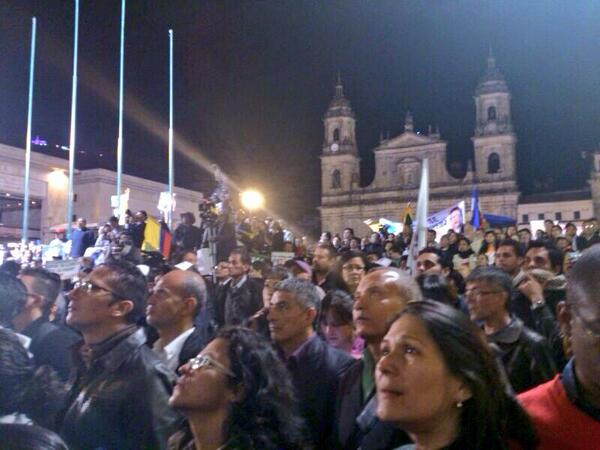 "Mi corazón está con ustedes, sin miedo, sin temor" concluye <a href="/petrogustavo/">Gustavo Petro</a> ante la plaza de Bolívar.
