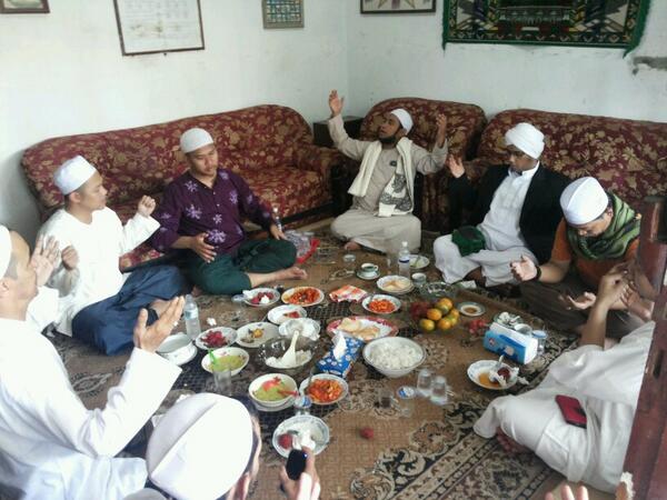 original_nm's tweet photo. "@javirizki: Jazakallah kher hb Farhan jamuan makan nya, ajiiib 👍 http://t.co/4KICxs5dqv"