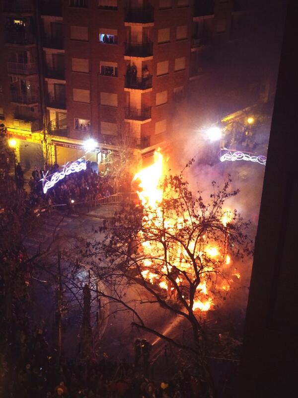 AnaInesMartnez's tweet photo. Se acabaron las fallas! Deseando q lleguen ya las próximas!!💥💥🔥 http://t.co/EtB8cpXn1H