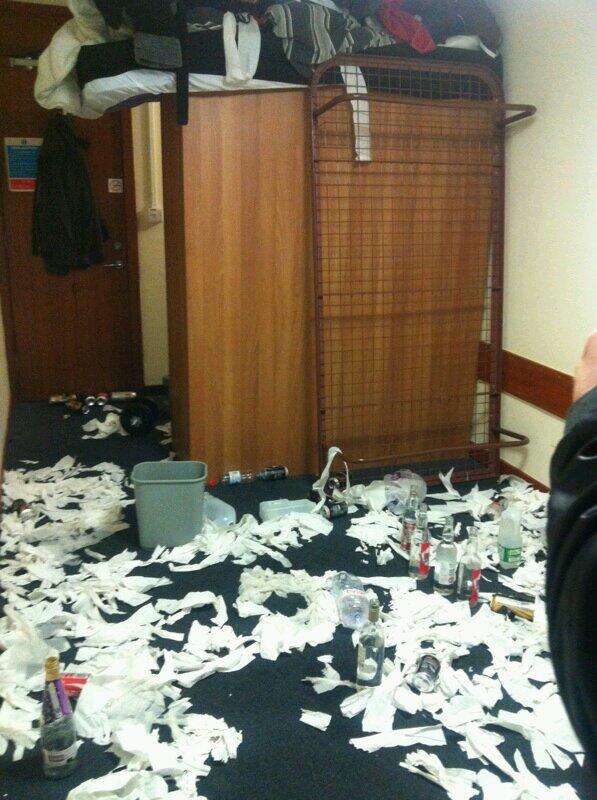 AlexGeorge95's tweet image. Why you dont leave your uni room open #steeplearningcurve