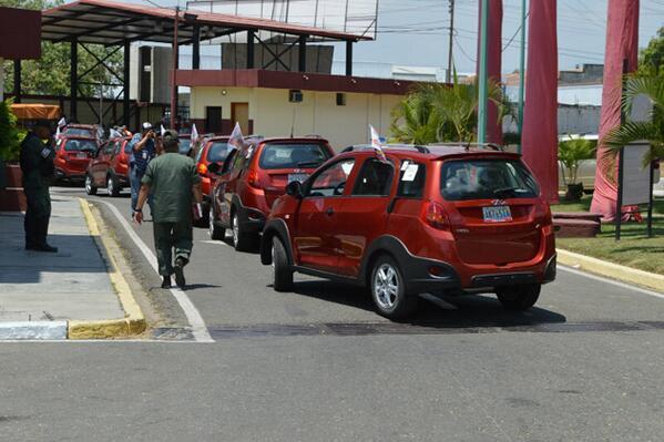 Vzlana3's tweet photo. Q tal @resistenmilagro CHAVISTAS  #Valencia EN COLAS x COMIDAS Y LA GNB CON CARRITOS  COMO PAGA REPRESION  http://t.co/sgtjGN6a3s