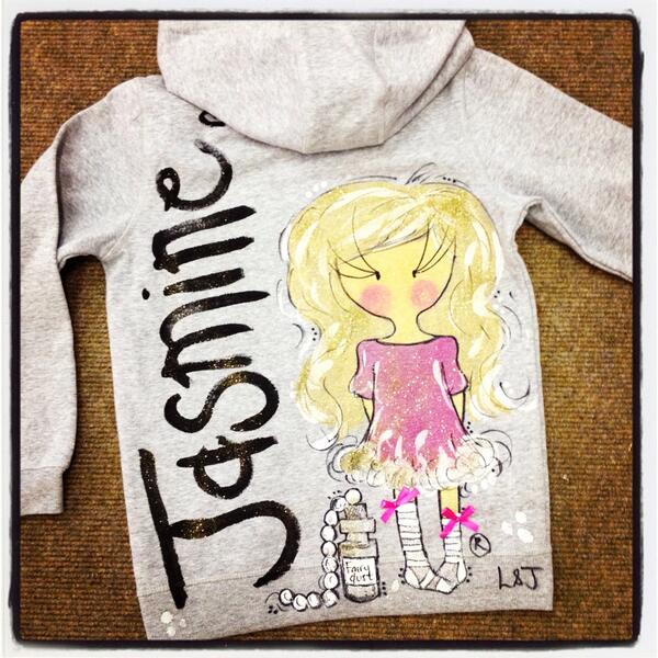 Hard at work today already, busy painting and designing all our #fab #personalisedhoodies 🎨💋#lolahandjamgiftboutique