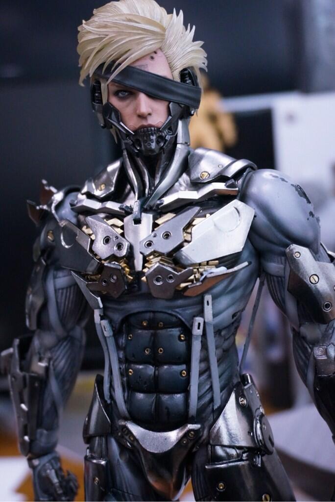 [Hot Toys] Metal Gear Rising: Revengeance: Raiden - 1/6 scale BjJ2PzaCcAE4NJC