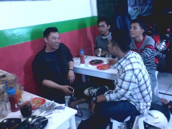 djebolstore's tweet image. Hatur nuhun tos darongkap :) @standupkabbdg: KAMI JUGA BISA SERIUS!!!! --, #techmet  #TanpaBatasVol2 di djebolstore http://t.co/O2ow5W6ozS”