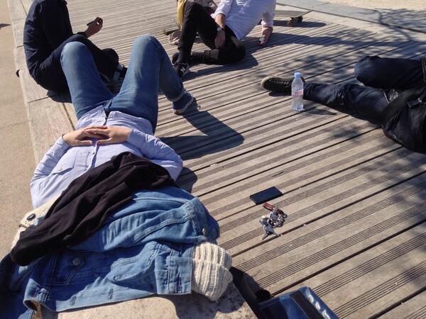 samwelldesign's tweet photo. #normcore #chillout sur les quais.@v3ga @soixante15 @bureauparade @xavierjacono http://t.co/6O6z6c1vSB