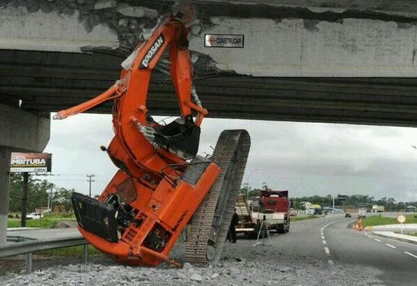 agudelozapata's tweet photo. A veces, el transporte de material de obra, genera nuevas obras... #Ingeniería #Civil http://t.co/mRt9JKV34B