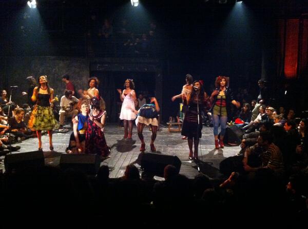 idealkrush's tweet image. Οι Αδέσποτες Σκύλες στο κατάμεστο #Empros χθές βράδυ στα πλαίσια του αντιφασιστικού φεστιβάλ