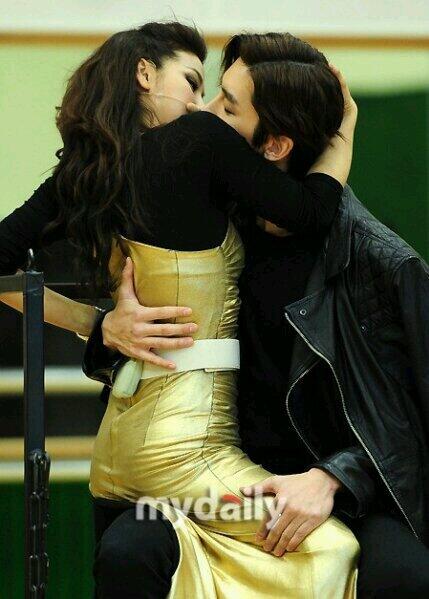 tmdnknh's tweet photo. 아놔 카르멘때도 키스..아니배드신하더닠ㅋㅋㅋㅋㅋ.....하하하하 http://t.co/2Q5A3dU4nx