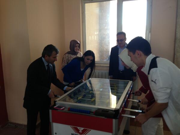 Trakya Üniversitesi Mühendislik Fakültesi'nin kantininde, sevgili öğrencilerimle langırt oynuyoruz.