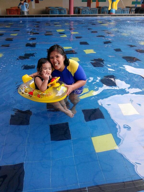 cnycute's tweet photo. Marlyn berenang-berenang sama opung boru http://t.co/iIRIOJtYaV