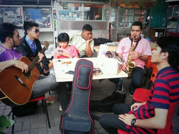 MorningInsp's tweet photo. Beberapa pasukan lagi brieffing! yihaaaaaaa. R u ready for tonite at IBN?!:D http://t.co/Ia2gTUkSXj