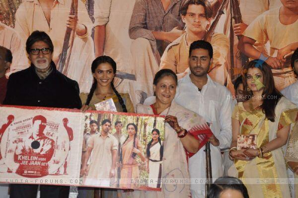 BachchansFB's tweet image. @DeepikaPFC @DEE_SRK @pooh_dpholic @angiraa08 @ideepikaholic @iDeepisNikheel @AliviaCrazens 
AB &amp;amp; DP @ #KHJJS premier