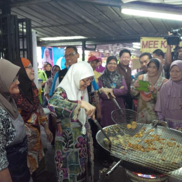 Maisurie's tweet image. Calon N25 Kajang @drwanazizah di Tmn Shah Putra #KakWan4Kajang #KajangMove b'sama pengundi disini.