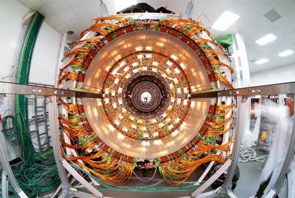 Самая большая частица. ЦЕРН коллайдер. ЦЕРН ускоритель частиц. Большой адронный коллайдер. Ускоритель частиц коллайдер.