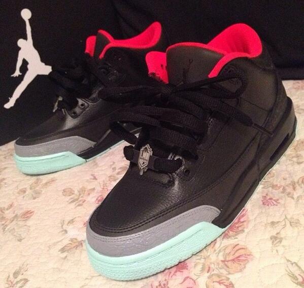SneakerTicker's tweet photo. Air Jordan "Threezy's" :$ http://t.co/BmB2cOToI0