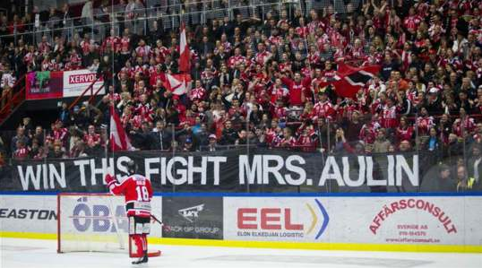 STÖDET. Supportrarna visade sitt stöd till Jared Aulin, vars mor nyligen drabbats av cancer. expressen.se/sport/hockey/k…
