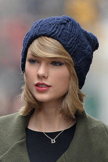 TaylorSwiftUKST's tweet photo. New photos of Taylor shopping in NYC! Loving the beanie! http://t.co/61Ua6Ws0DP