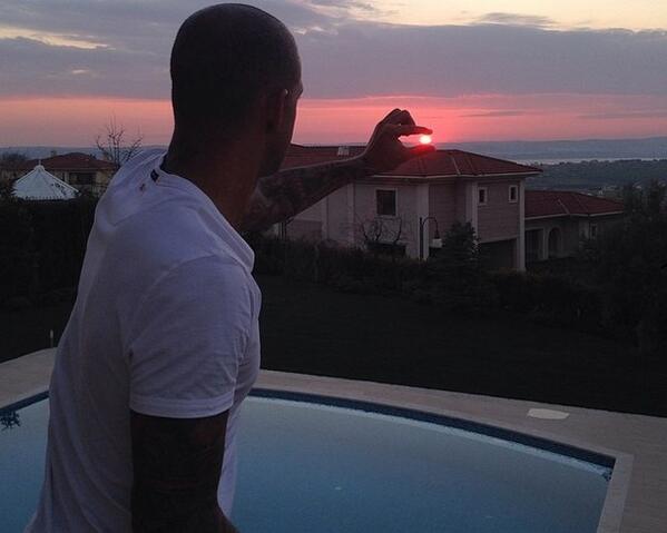 sporx's tweet photo. Felipe Melo, son anda yakaladı... http://t.co/Dqk2piGEft