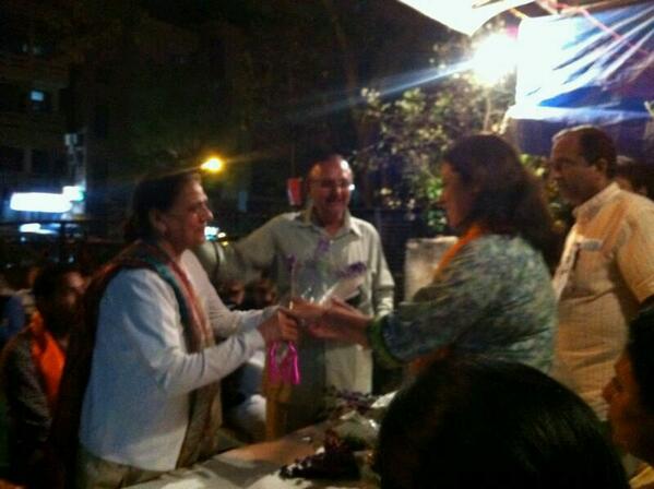 M_Lekhi's tweet photo. Met the Kashmiri community in Amar Colony tday.  a BJP government will strive for justice for the pandit community http://t.co/nf7wFFOCT4