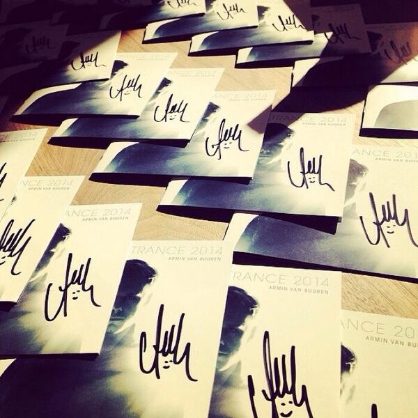 ArminFansMexico's tweet image. Armin van Buuren: Firmando algunos cd's de mi nueva compilación #ASOT2014 para armadashop.com #TranceFamily