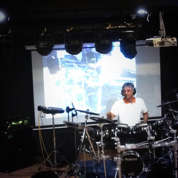 TrueSchoolMusic's tweet image. @robertonarain playing to the crowds' beats #TSMMasterclass #LIVE #ElectroDrumming